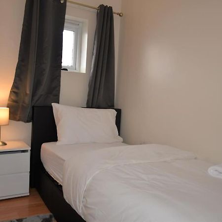 London 4 Bedroom House Екстер'єр фото