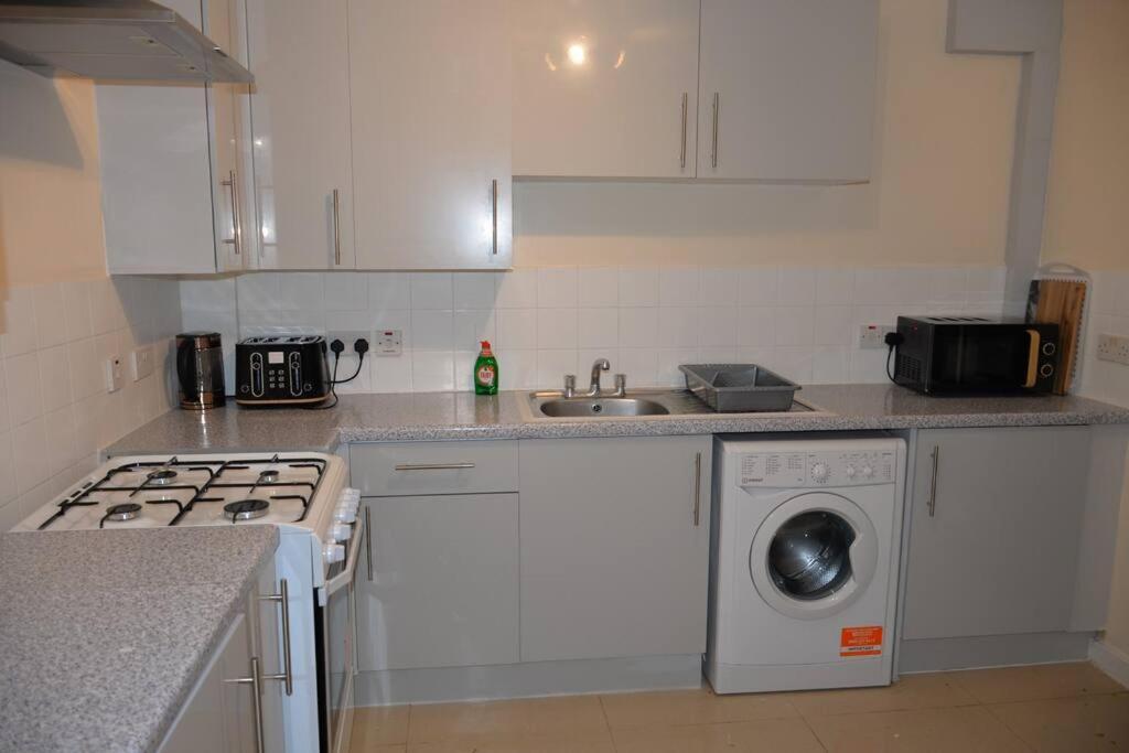 London 4 Bedroom House Екстер'єр фото