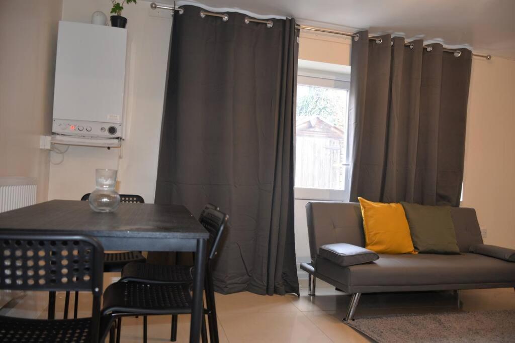 London 4 Bedroom House Екстер'єр фото
