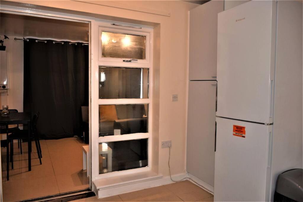 London 4 Bedroom House Екстер'єр фото