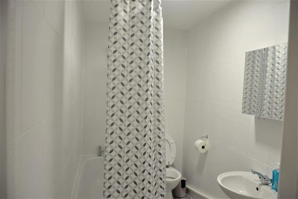 London 4 Bedroom House Екстер'єр фото