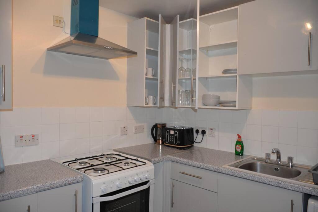London 4 Bedroom House Екстер'єр фото