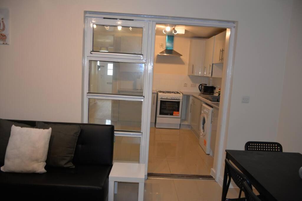 London 4 Bedroom House Екстер'єр фото