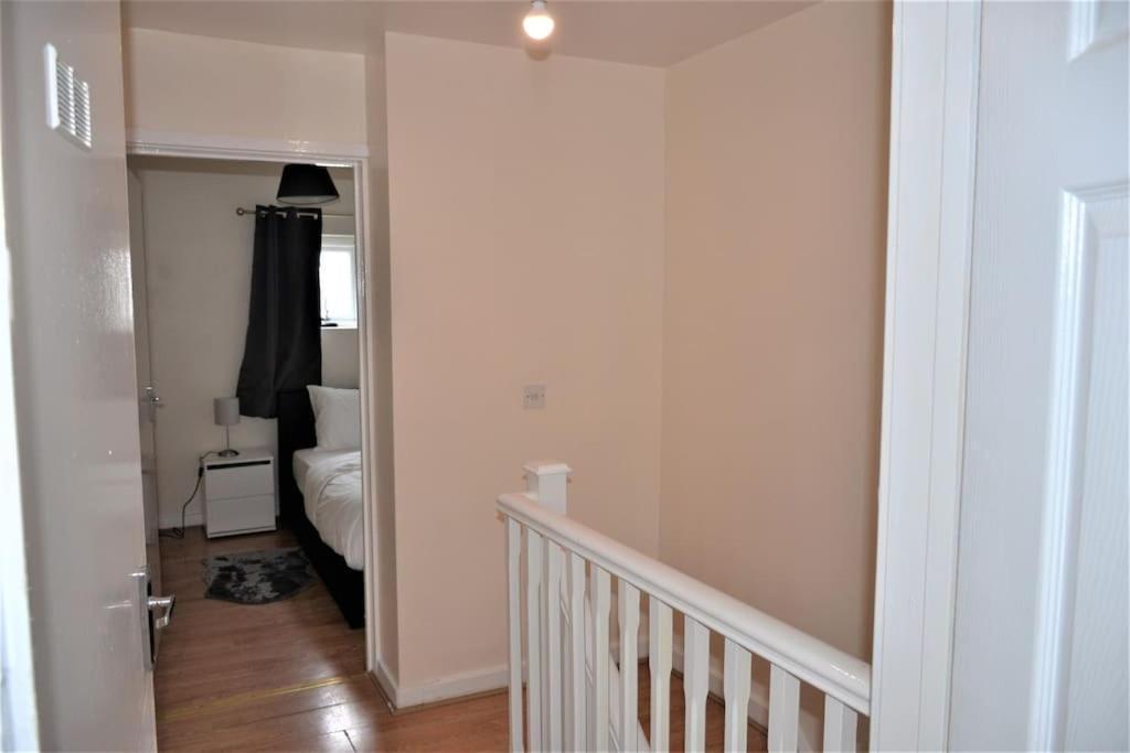 London 4 Bedroom House Екстер'єр фото