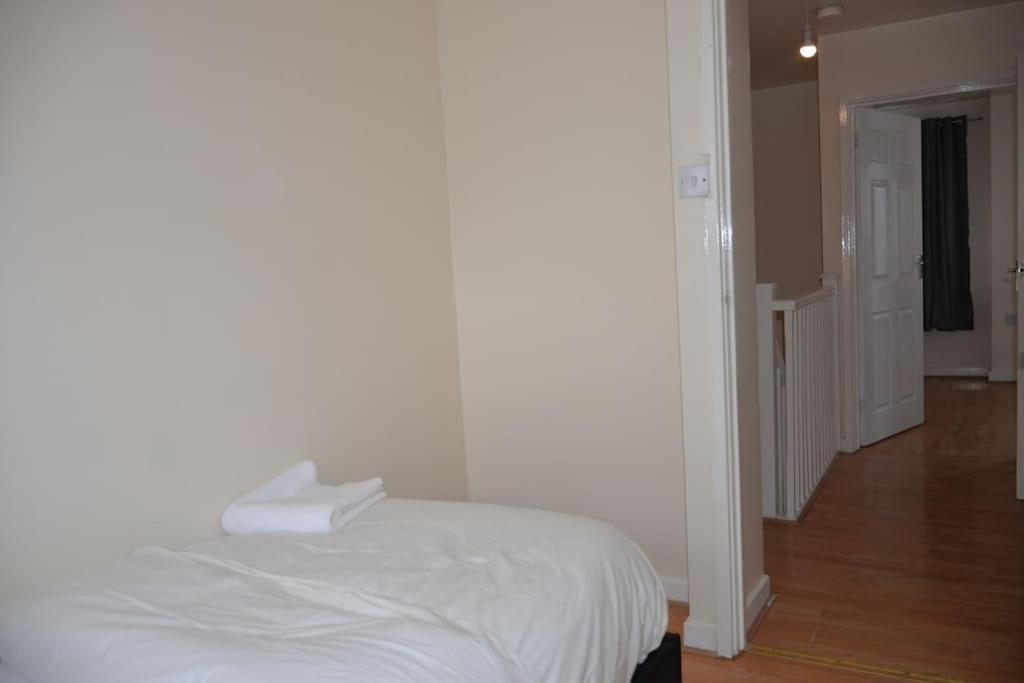 London 4 Bedroom House Екстер'єр фото