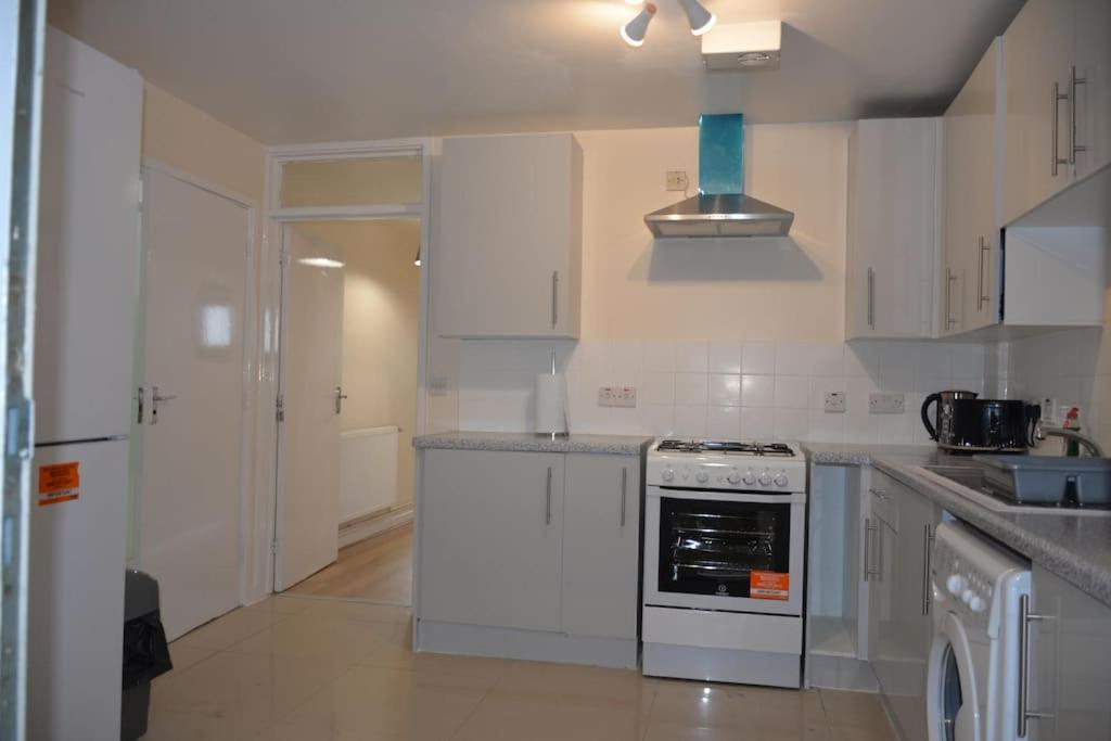 London 4 Bedroom House Екстер'єр фото