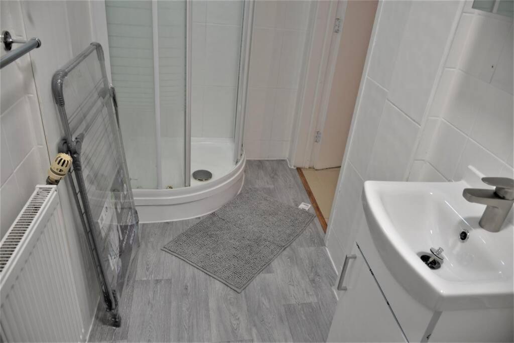 London 4 Bedroom House Екстер'єр фото