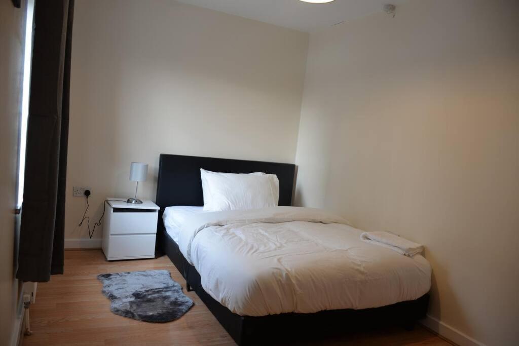 London 4 Bedroom House Екстер'єр фото