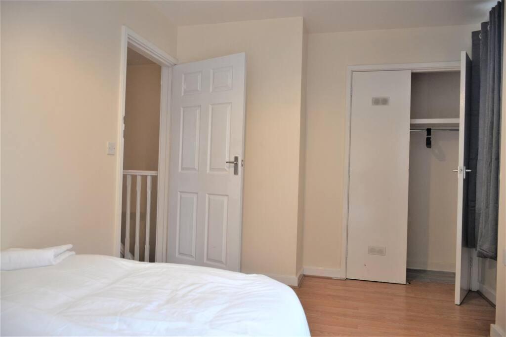 London 4 Bedroom House Екстер'єр фото
