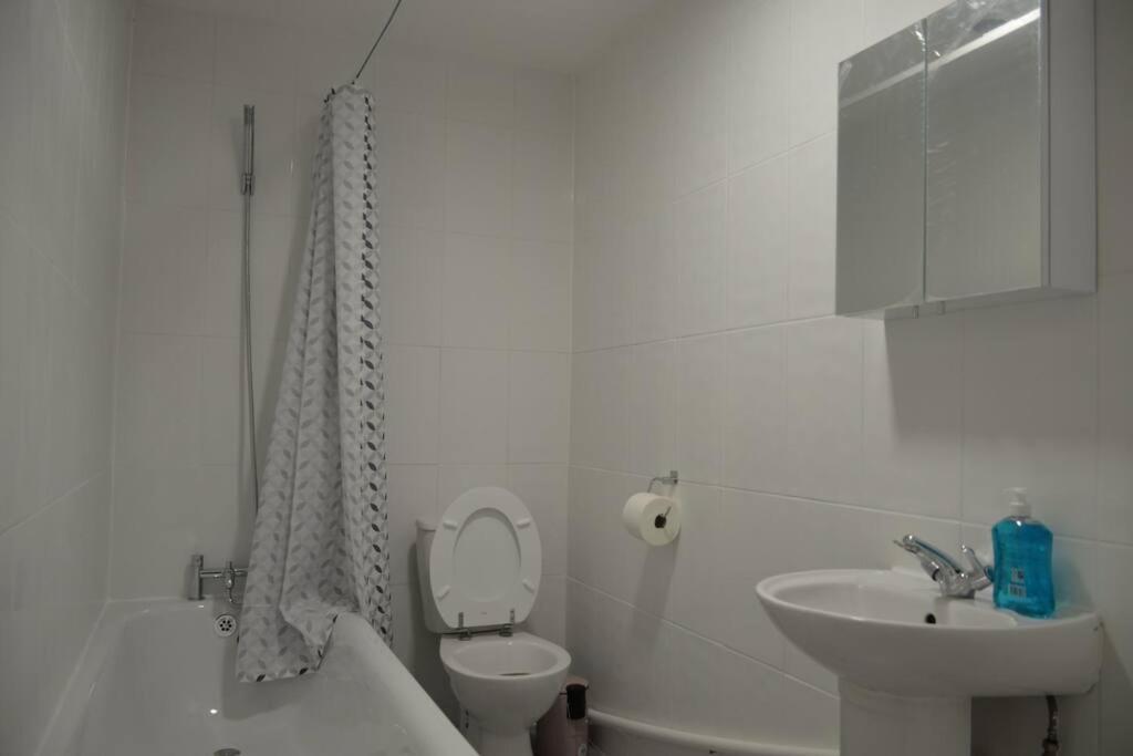 London 4 Bedroom House Екстер'єр фото