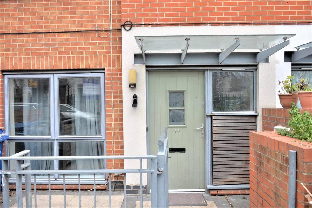 London 4 Bedroom House Екстер'єр фото